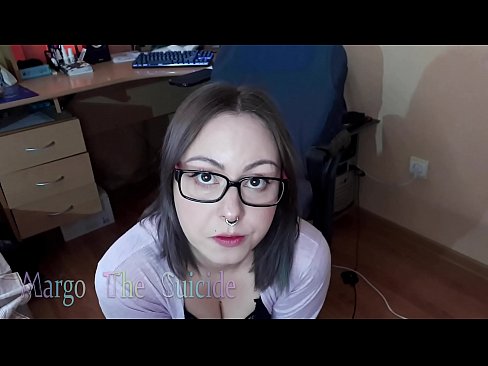 ❤️ Sexig tjej med glasögon suger Dildo djupt på kamera ❤️❌ Porno at us ﹏